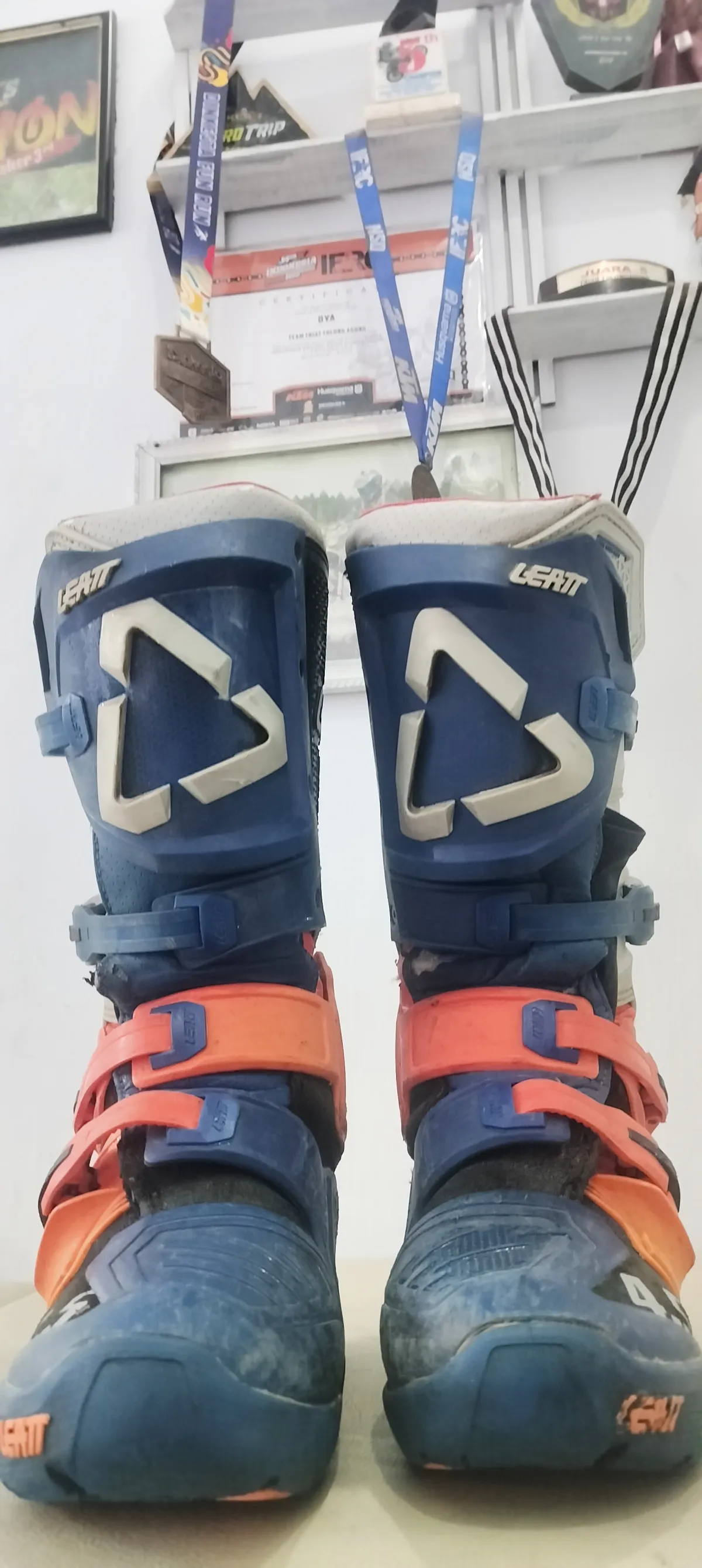 Sepatu trail merk LEATTE